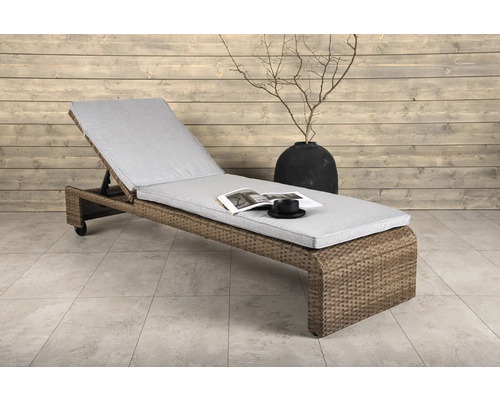 Trädgårdsstol av rotting med grå klädsel, bok och kopp