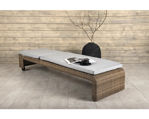 Solstol i rotting med grå dyna, bok och kopp