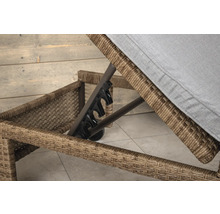 Detaljvy av en flätad solstol med justerbart ryggstöd och dyna