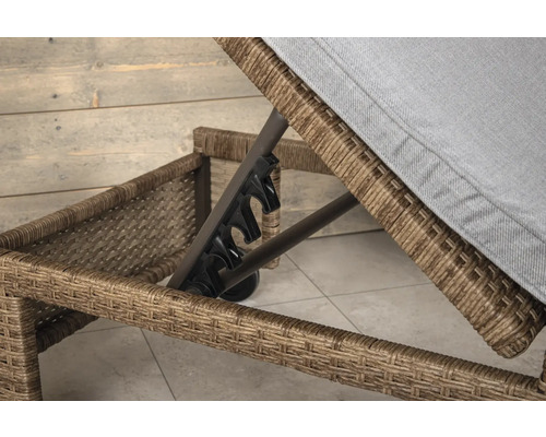 Detaljvy av en flätad solstol med justerbart ryggstöd och dyna