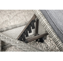 Detaljvy av en justerbar trädgårdssolstol i rotting