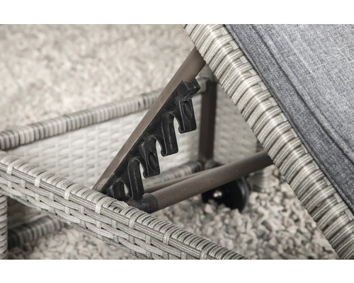 Detaljvy av en justerbar trädgårdssolstol i rotting