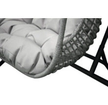 Detalj av en hängande korgstol med dyna och metallram