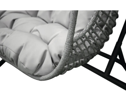 Detalj av en hängande korgstol med dyna och metallram