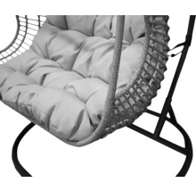 Detaljvy av en hängande korgstol med mjuk dyna på en stabil ram för avkopplande stunder i trädgården eller på terrassen