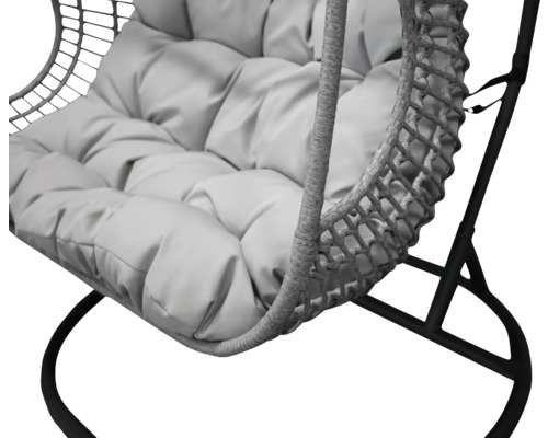 Detaljvy av en hängande korgstol med mjuk dyna på en stabil ram för avkopplande stunder i trädgården eller på terrassen