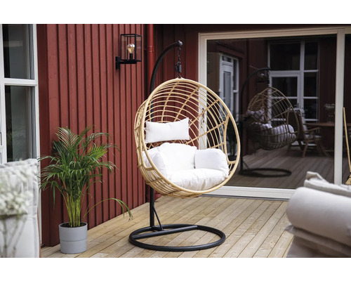 Hängfåtölj med ställning och kuddar på en terrass