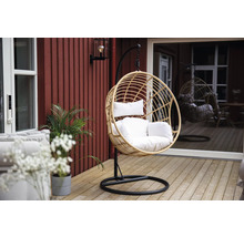 Hängfåtölj i rotting med kuddar på en terrass
