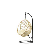 Hängfåtölj i rotting med metallram och kuddar