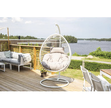 Terrass med hängande äggstol, soffgrupp och trägolv