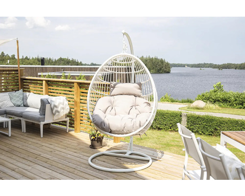 Terrass med hängande äggstol, soffgrupp och trägolv
