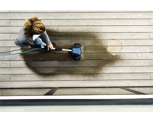 En person rengör en träterrass med en terrasstvätt.