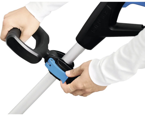 Detaljvy av en person som håller i handtaget på en Nilfisk-produkt