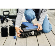 Nilfisk terrasrengörare med roterande borstar för rengöring av terrasser