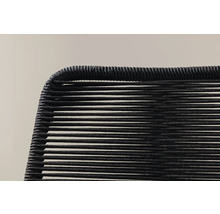 Detaljvy av en stol med flätad sits