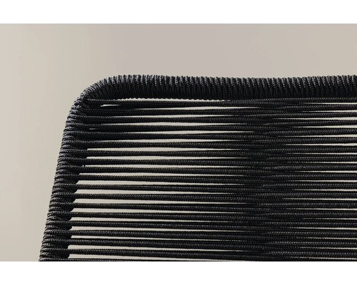 Detaljvy av en stol med flätad sits