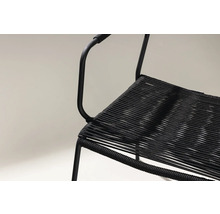 Detaljvy av en svart stol med armstöd och flätad sits