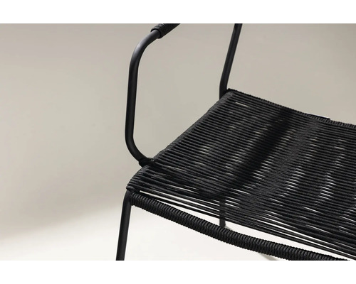 Detaljvy av en svart stol med armstöd och flätad sits