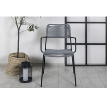 Grå karmstol med växtarrangemang och dekoration