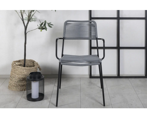 Grå karmstol med växtarrangemang och dekoration