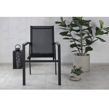 Trädgårdsmöbelgrupp med stol, växt och dekoration