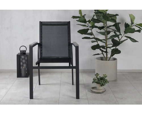 Trädgårdsmöbelgrupp med stol, växt och dekoration