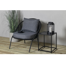 Trädgårdsscen med fåtölj, sidobord och lykta