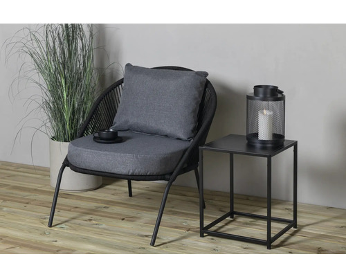 Trädgårdsscen med fåtölj, sidobord och lykta