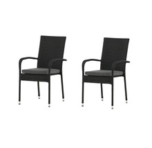 Två svarta rottingstolar med armstöd och grå sittdynor