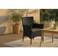 Trädgårdsstol med armstöd i rotting på terrassen