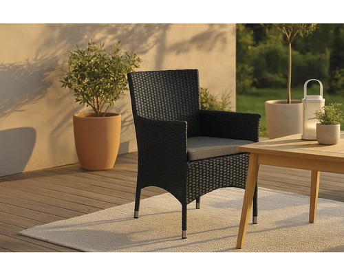 Trädgårdsstol med armstöd i rotting på terrassen