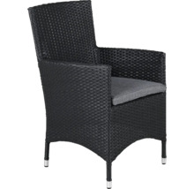 Flätad fåtölj med armstöd och sittdyna