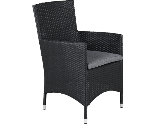 Flätad fåtölj med armstöd och sittdyna