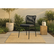 Scen med en utomhusstol med ryggstöd av rep, en växt i en kruka och en utomhuslampa på en pall