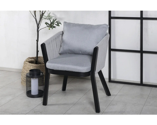 Stoppad stol med armstöd, kudde och träram