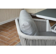 Närbild av en trädgårdsstol med flätad ram och en kudde