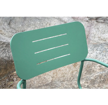 Detaljvy av ryggstödet på en trädgårdsstol i metall med horisontella springor