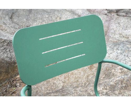 Detaljvy av ryggstödet på en trädgårdsstol i metall med horisontella springor