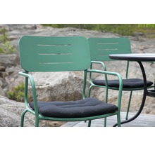 Två gröna metallstolar med svarta sittdynor och ett runt bord för trädgården.