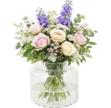 Blombukett med rosor och riddarsporre i glasvas