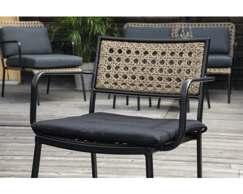 Trädgårdsstol med armstöd, sittdyna och flätad rygg