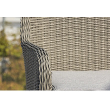 Detaljbild av en rottingfåtölj med sittdyna