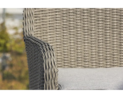 Detaljbild av en rottingfåtölj med sittdyna