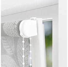 Rullgardin med blommönster och kedjedrag vid fönstret