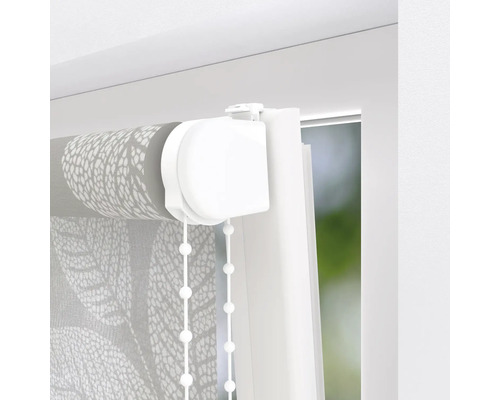 Rullgardin med blommönster och kedjedrag vid fönstret