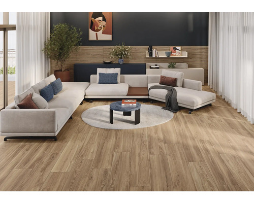 Vardagsrum med hörnsoffa, soffbord på rund matta och trägolv