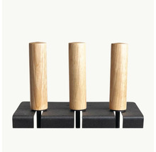 Tre trähandtag på ett stöd