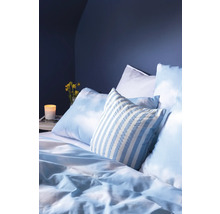 Sovrum med sängkläder och kuddar