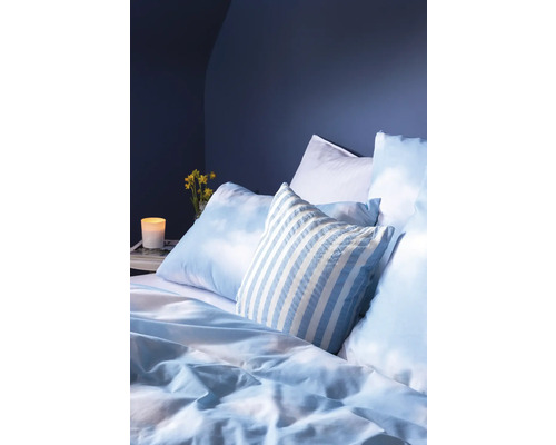 Sovrum med sängkläder och kuddar