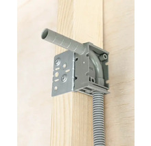 Installerade elinstallationsbox med ledningar på en trävägg